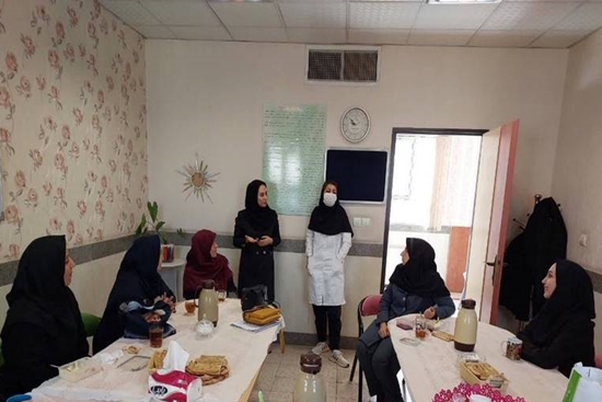 استقرار میز سلامت در راستای پویش ملی غربالگری دیابت و فشارخون بالا در مدرسه صفویه شهر چهاردانگه 